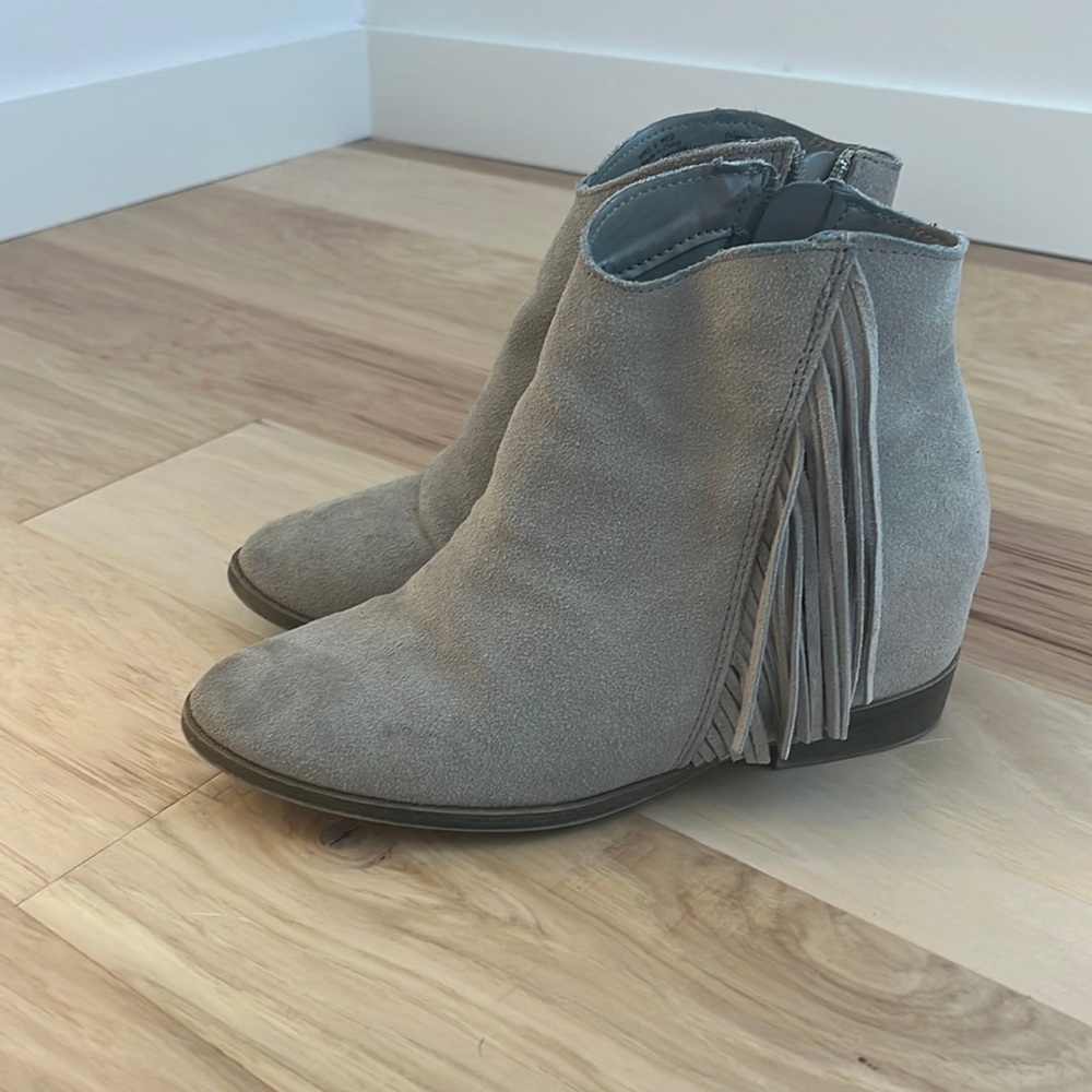 Mudd Fringe suede booties